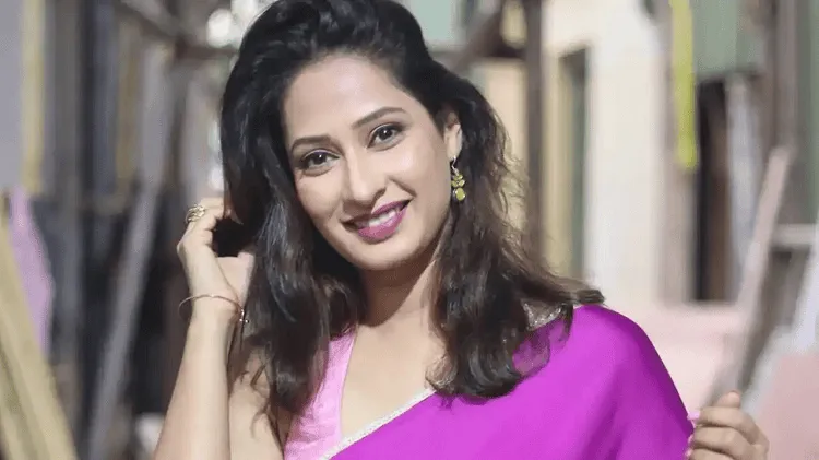বাংলাদেশি অভিনেত্রী হাস্যোজ্জ্বল মুখের ছবি, কালো চুল ও সোনালী কানের দুল পরা. Channel i News - চ্যানেল আই নিউজ
