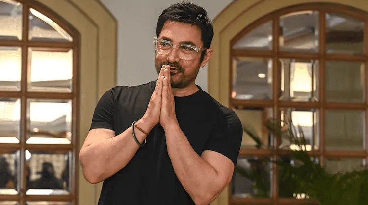 অমির খান ক্ষমা চাইলেন, হাসিমুখে হাত জোড় করে ক্ষমা চাচ্ছেন. Channel i News - চ্যানেল আই নিউজ
