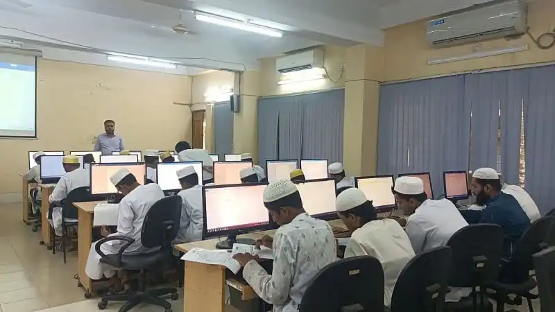 মাদ্রাসা শিক্ষার্থীরা কম্পিউটার ক্লাসে ডিজিটাল স্কিলস প্রশিক্ষণ নিচ্ছে. Channel i News - চ্যানেল আই নিউজ