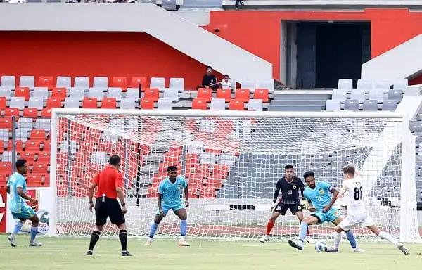 আবাহনী ও প্রতিপক্ষের মধ্যে ফুটবল ম্যাচের দৃশ্য. Channel i News - চ্যানেল আই নিউজ