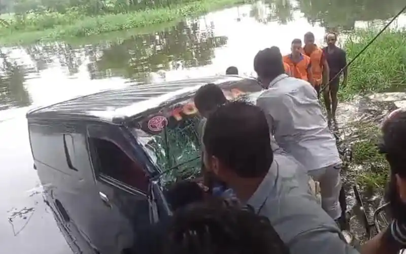 নোয়াখালীতে মাইক্রোবাস ডুবে নিহতের ঘটনায় উদ্ধার কাজ চলছে. Channel i News - চ্যানেল আই নিউজ