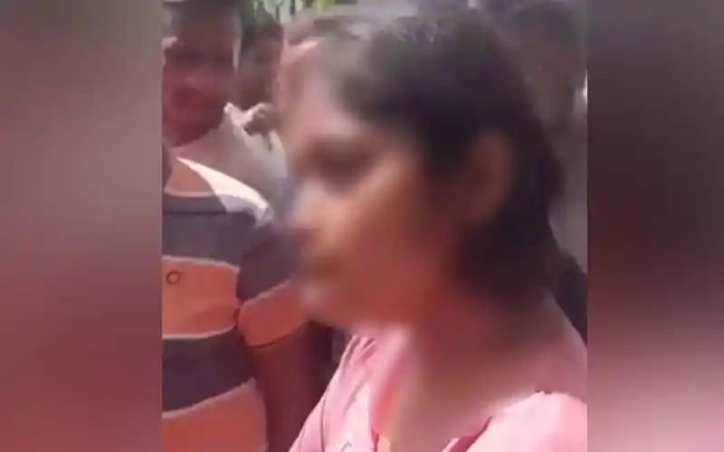 রাজশাহীতে শিক্ষকের গলায় ছুরি ধরে ছাত্রীর হুমকি. Channel i News - চ্যানেল আই নিউজ