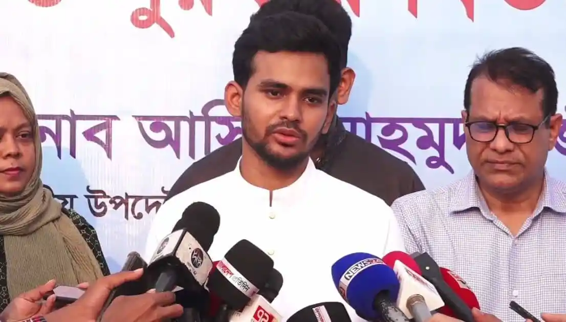 বাংলাদেশের রাজনৈতিক নেতা সাংবাদিকদের প্রশ্নের উত্তর দিচ্ছেন. Channel i News - চ্যানেল আই নিউজ