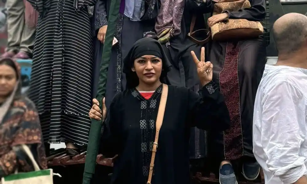 বাঁধন ভিড়ের মধ্যে দাঁড়িয়ে শান্তিপূর্ণভাবে ছবি তোলার সময় পজ দেয়. Channel i News - চ্যানেল আই নিউজ
