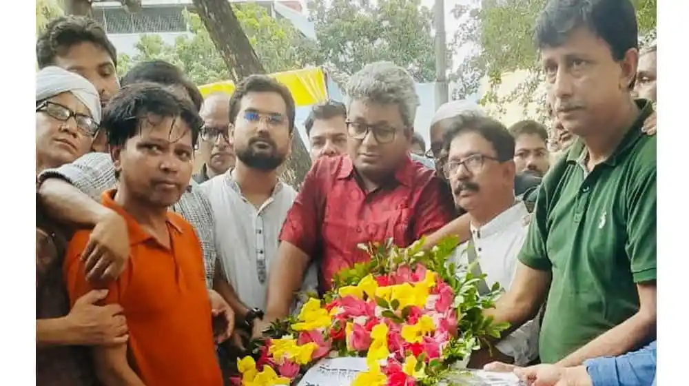 বাচসাস নেতারা বাদল আহমেদের স্মরণে ফুলের অর্পণ করছেন. Channel i News - চ্যানেল আই নিউজ