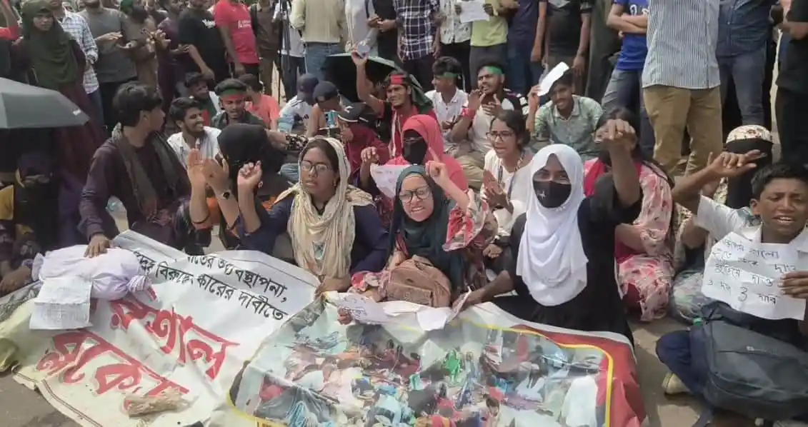 বরিশালে স্বাস্থ্য ব্যবস্থা সংস্কারের দাবিতে মানববন্ধন ও সড়ক অবরোধ. Channel i News - চ্যানেল আই নিউজ