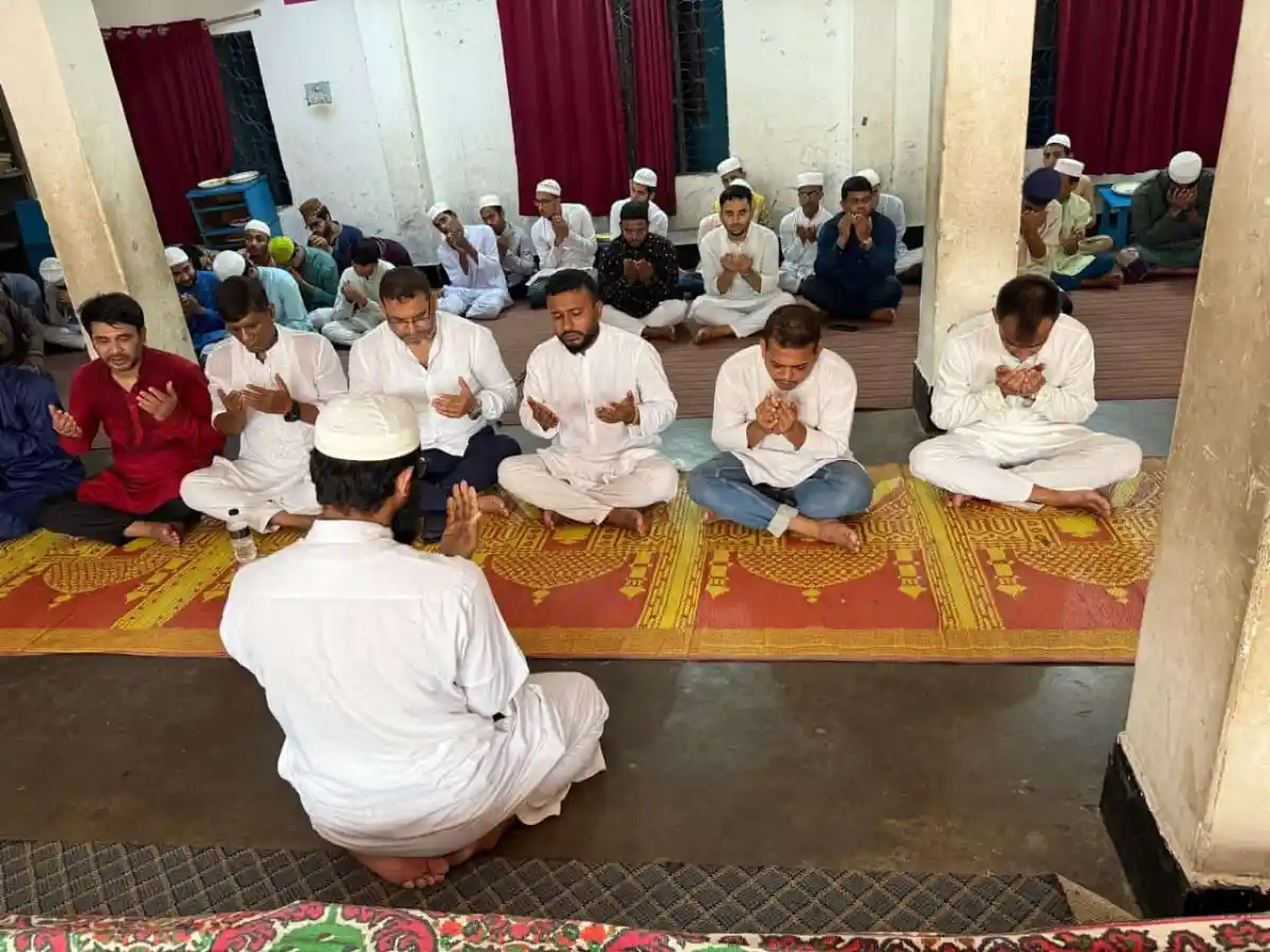 খালেদা জিয়ার জন্মদিনে দোয়া ও মিলাদ অনুষ্ঠানে মুসল্লিরা প্রার্থনা করছেন. Channel i News - চ্যানেল আই নিউজ