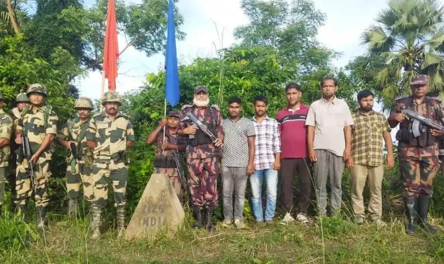 বাংলাদেশি গ্রেপ্তারি অভিযানে বিএসএফের সদস্যরা. Channel i News - চ্যানেল আই নিউজ