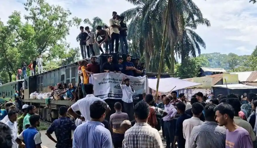 রেল অবরোধে শিক্ষার্থীরা ট্রেনের উপর অবস্থান করছে. Channel i News - চ্যানেল আই নিউজ