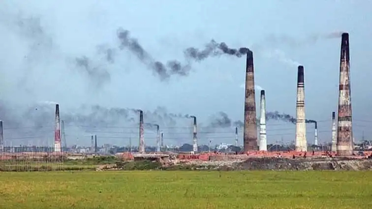 সাভারে ইটভাটা বন্ধের জন্য ধোঁয়া নির্গমন দেখা যাচ্ছে. Channel i News - চ্যানেল আই নিউজ