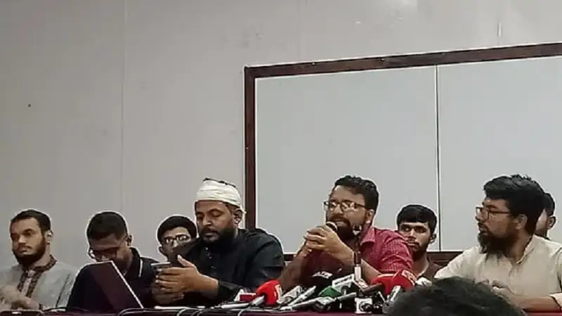 বিশ্ববিদ্যালয় শিক্ষার্থীরা আলোচনা করছে, মোবাইল ও ল্যাপটপ ব্যবহার করছে. Channel i News - চ্যানেল আই নিউজ