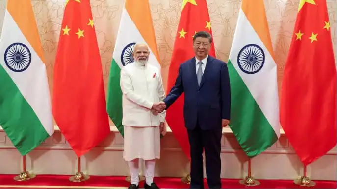 ভারত ও চীনের নেতারা বৈঠকে হাত মিলাচ্ছেন, সম্পর্ক উন্নয়নের অঙ্গীকার. Channel i News - চ্যানেল আই নিউজ