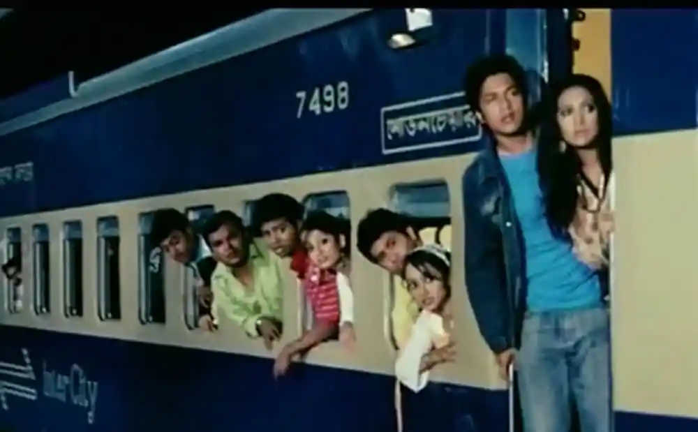 বন্ধুত্বের গল্পের জন্য ট্রেনের জানালা দিয়ে দেখা শিশুদের ছবি. Channel i News - চ্যানেল আই নিউজ