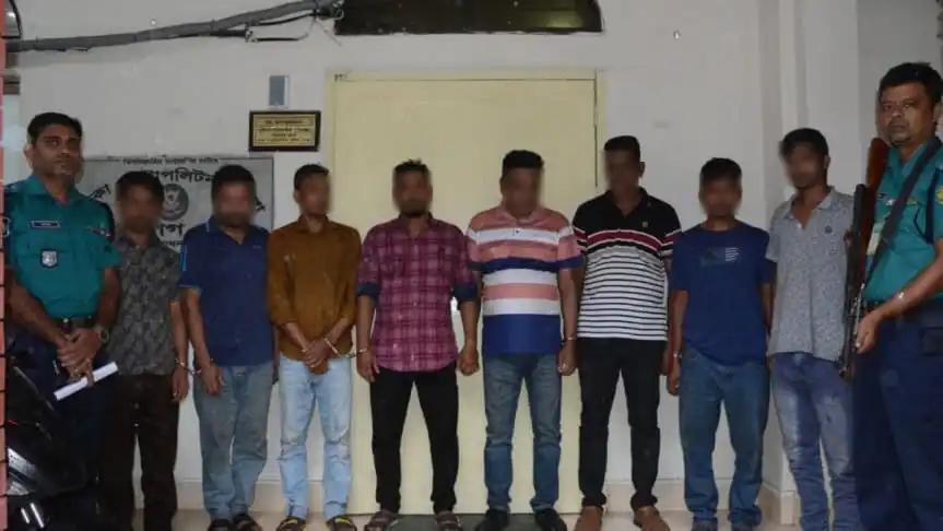 ভুয়া র্যাবের নাটকীয় অভিযান, স্বর্ণ ও টাকা ছুড়ে রক্ষা. Channel i News - চ্যানেল আই নিউজ