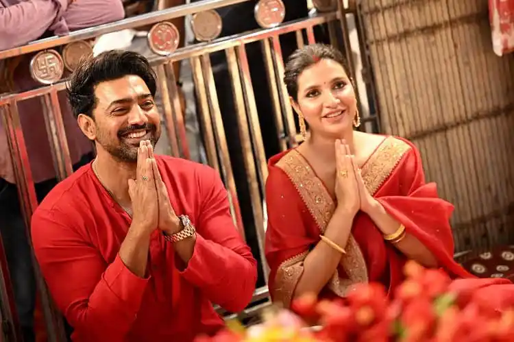 বাংলাদেশের দুই ব্যক্তি প্রার্থনা করে, উৎসবের সময়।. Channel i News - চ্যানেল আই নিউজ