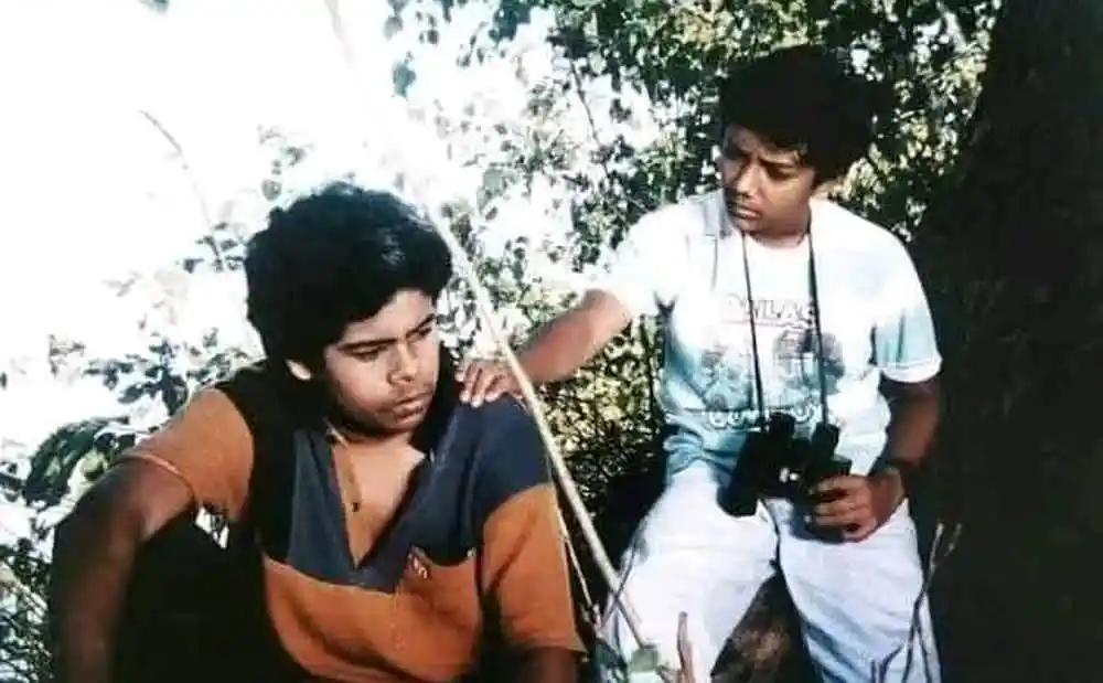 দুই বন্ধু প্রকৃতি উপভোগ করছে, একজনের হাতে ক্যামেরা রয়েছে. Channel i News - চ্যানেল আই নিউজ