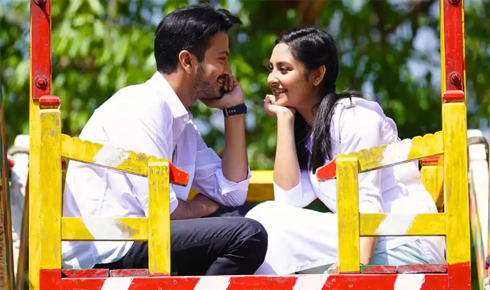 প্রেমের মুহূর্তে ইয়াশ ও নীহার, হাসিমুখে একসঙ্গে বসে. Channel i News - চ্যানেল আই নিউজ