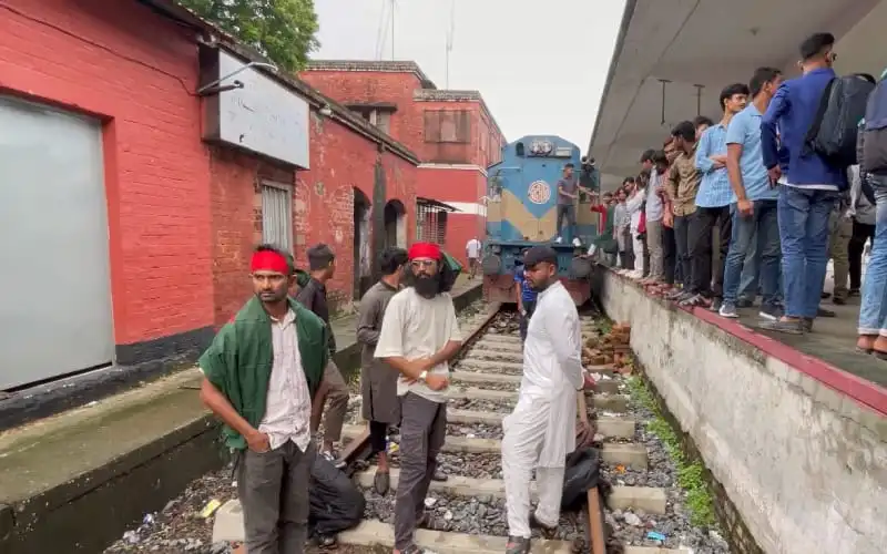 বৈষম্যবিরোধীদের রেললাইন অবরোধের দৃশ্য, বিক্ষোভকারীরা ট্রেনের পাশে দাঁড়িয়ে. Channel i News - চ্যানেল আই নিউজ