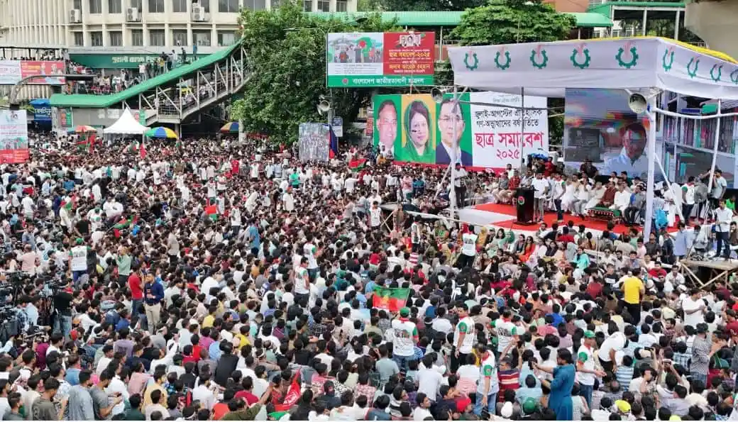 জনসমাগমের মধ্যে রাজনৈতিক বক্তৃতা ও প্রতিবাদ সমাবেশ।. Channel i News - চ্যানেল আই নিউজ