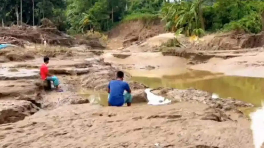 ফেনীতে বৃষ্টির কারণে নদীর পানি বৃদ্ধি, মানুষ নদীর পাড়ে বসে দেখছেন।. Channel i News - চ্যানেল আই নিউজ