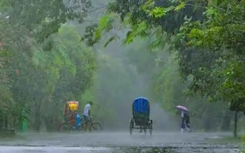 শহরে ভারী বৃষ্টিতে মানুষ ও যানবাহন চলাচল করছে. Channel i News - চ্যানেল আই নিউজ