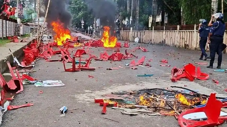 গোপালগঞ্জে ছাত্রলীগের প্রতিবাদে রাস্তা অবরোধ ও অগ্নিসংযোগ. Channel i News - চ্যানেল আই নিউজ