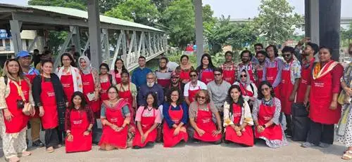 শিল্পীরা তুরাগ নদ রক্ষায় একত্রিত হয়ে মানববন্ধন করছে. Channel i News - চ্যানেল আই নিউজ
