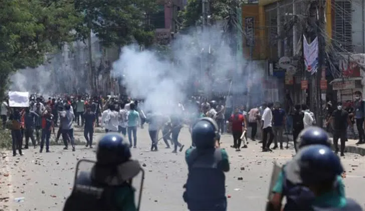 রাজধানীতে আন্দোলনের সময় পুলিশ ও protesters এর সংঘর্ষ, ধোঁয়া ও ভাঙচুর. Channel i News - চ্যানেল আই নিউজ
