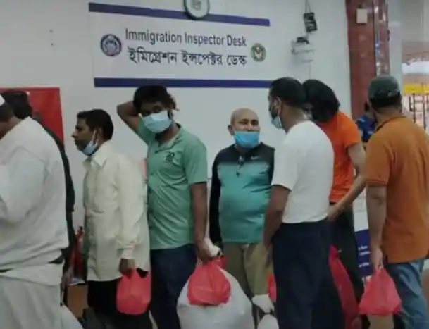 অভিবাসী বাংলাদেশিরা ইমিগ্রেশন ডেস্কে অপেক্ষা করছে. Channel i News - চ্যানেল আই নিউজ