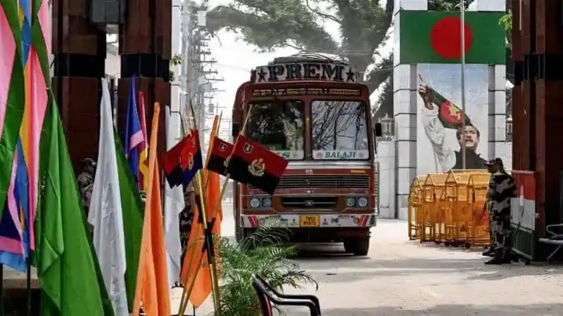 বাংলাদেশের পতাকা সহ একটি বাস শহরের রাস্তায় চলাচল করছে. Channel i News - চ্যানেল আই নিউজ