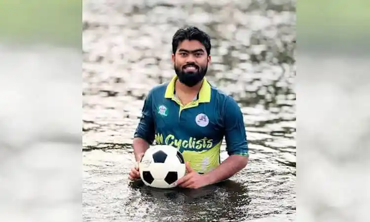 জলমগ্ন অবস্থায় ফুটবল হাতে থাকা শিক্ষার্থী সাজিদ আব্দুল্লাহ. Channel i News - চ্যানেল আই নিউজ