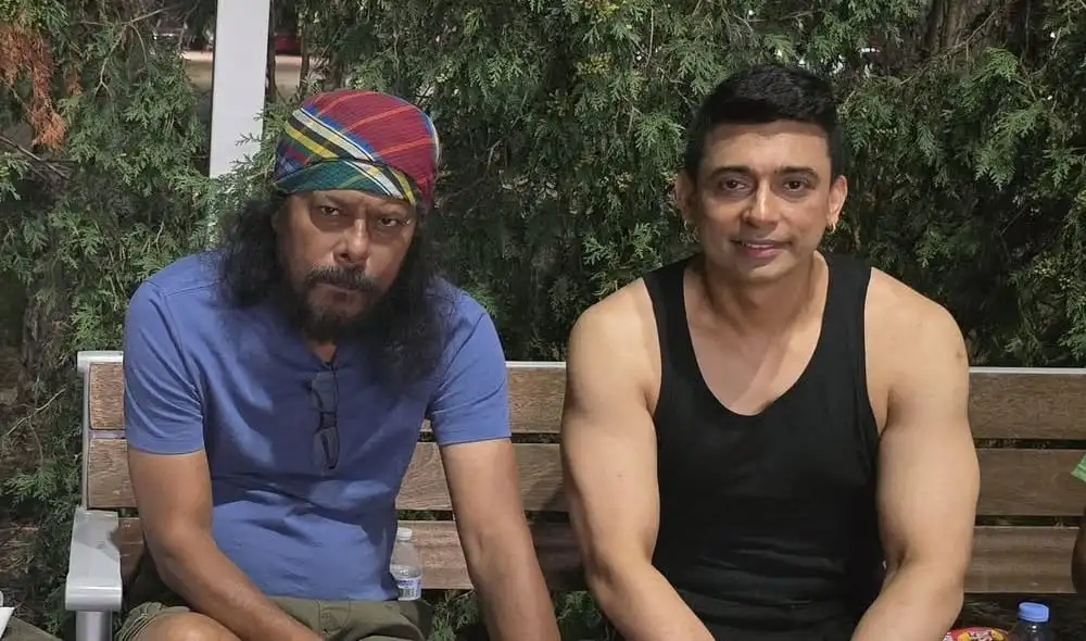 জেমস ও জায়েদ একসঙ্গে বসে আড্ডা দিচ্ছেন, পেছনে গাছের পাতা. Channel i News - চ্যানেল আই নিউজ