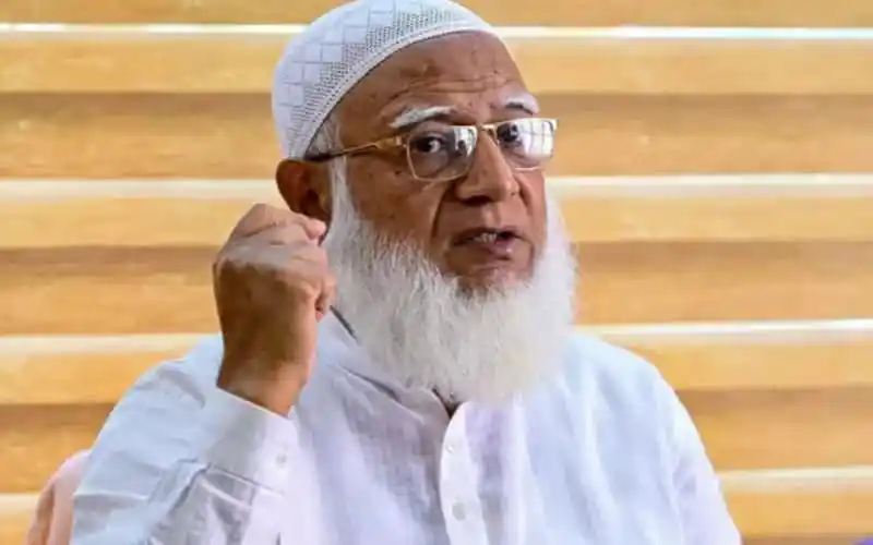 জামায়াতের আমিরের ছবি, তিনি গম্ভীর মুখে হাত উঁচু করে কথা বলছেন. Channel i News - চ্যানেল আই নিউজ