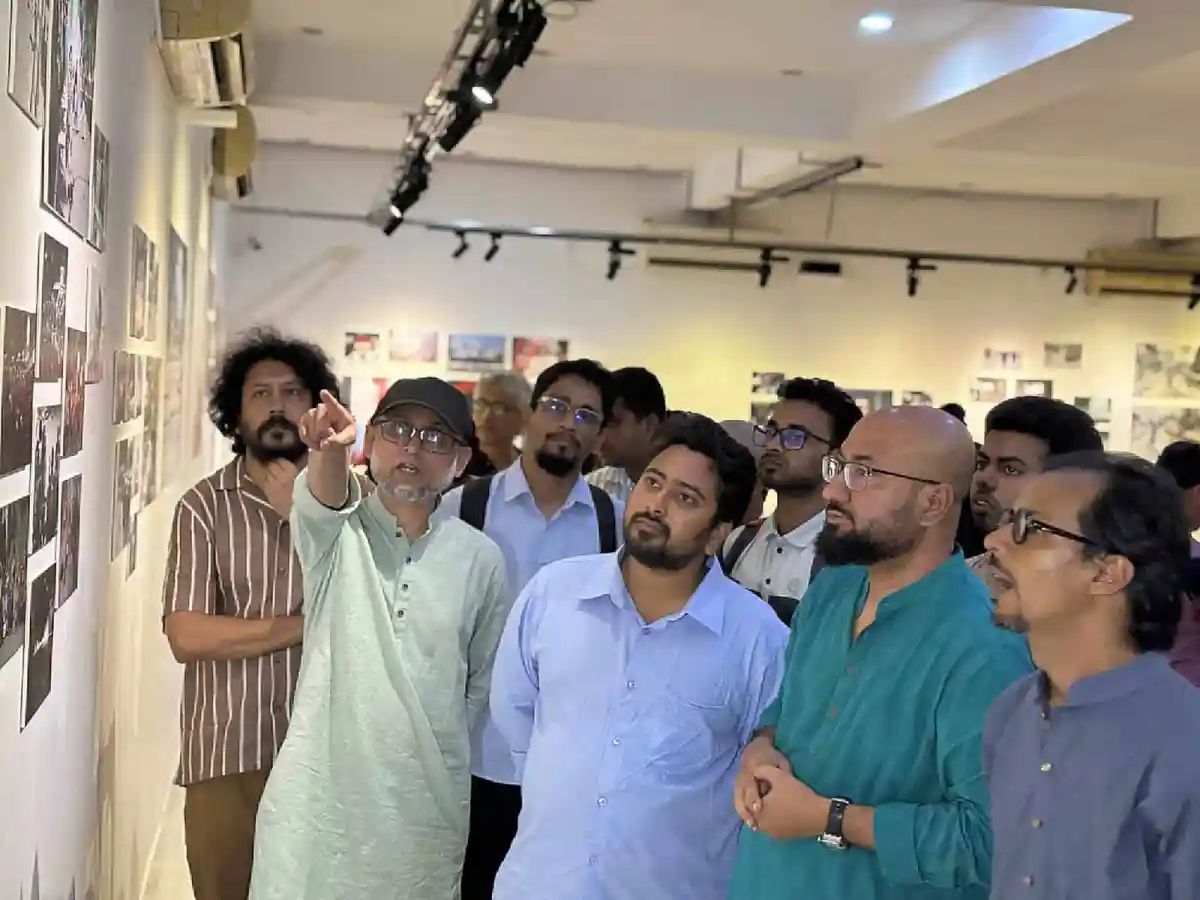 জীবন আহমেদের একক আলোকচিত্র প্রদর্শনীতে দর্শকরা।. Channel i News - চ্যানেল আই নিউজ