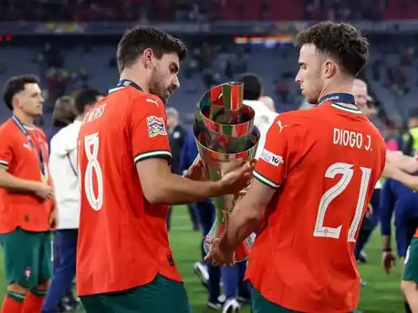 বাংলাদেশের ফুটবল খেলোয়াড়রা জোতা পর্তুগাল জার্সি পরে মাঠে. Channel i News - চ্যানেল আই নিউজ