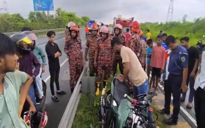 ঢাকা-মাওয়া এক্সপ্রেসওয়েতে মোটরসাইকেল দুর্ঘটনায় নিহত ১, পুলিশ ও প্রত্যক্ষদর্শীরা উপস্থিত. Channel i News - চ্যানেল আই নিউজ