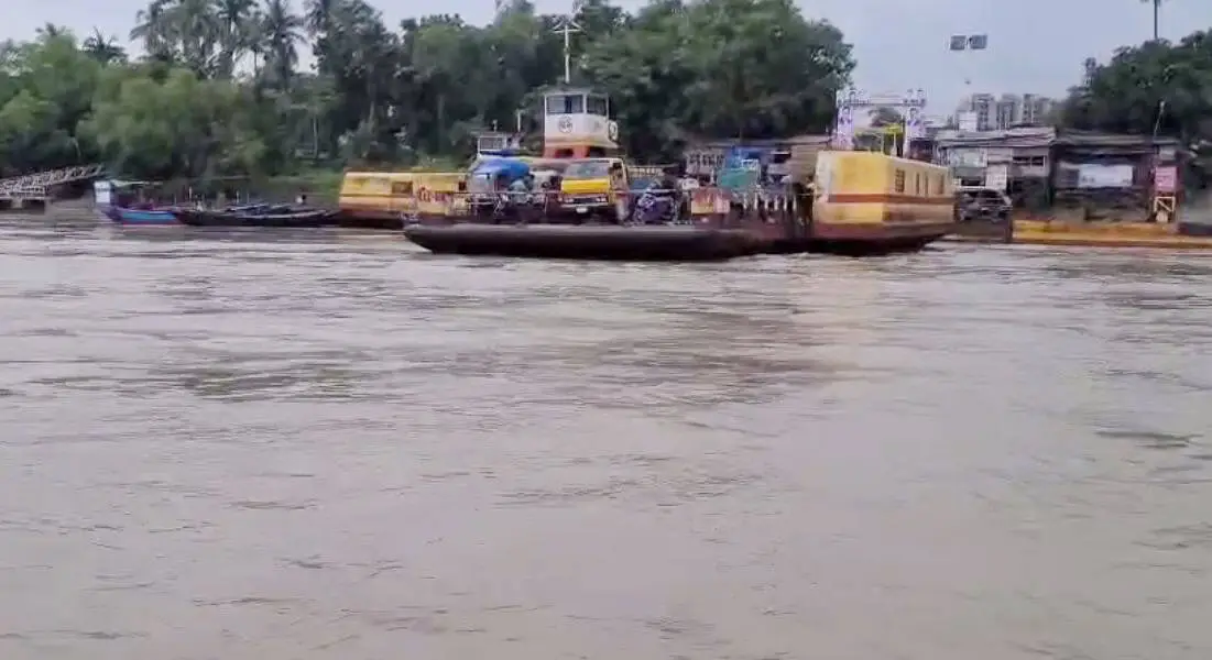 পানখালী নদীতে নৌকা ও ট্রাক চলাচল করছে, নদীর পানি বৃদ্ধি পেয়েছে. Channel i News - চ্যানেল আই নিউজ