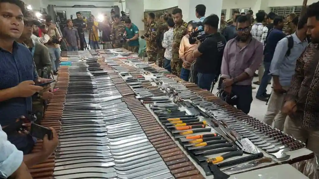 নিউমার্কেটের অস্ত্রের দোকানে ধারালো অস্ত্রের বিশাল সংগ্রহ দেখানো হচ্ছে. Channel i News - চ্যানেল আই নিউজ