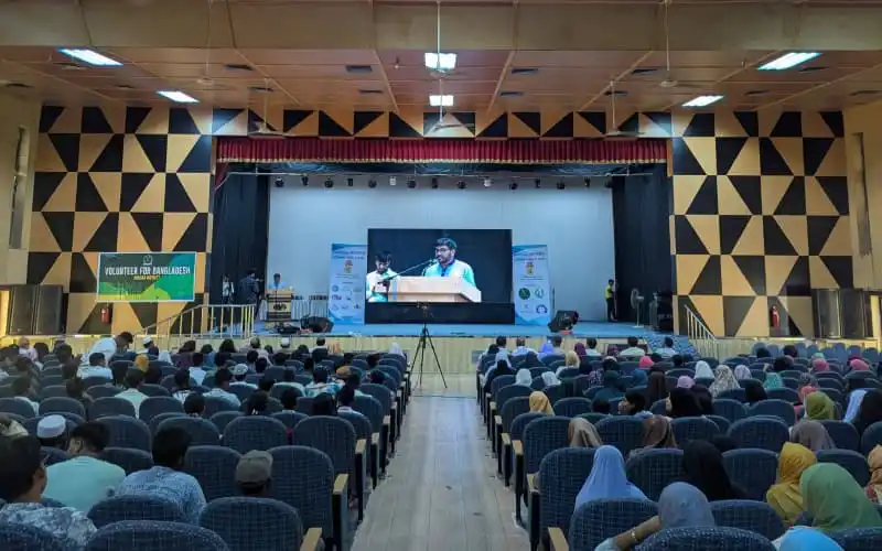 বগুড়ায় কৃতি শিক্ষার্থীদের সংবর্ধনা অনুষ্ঠানে বক্তা ও দর্শক. Channel i News - চ্যানেল আই নিউজ