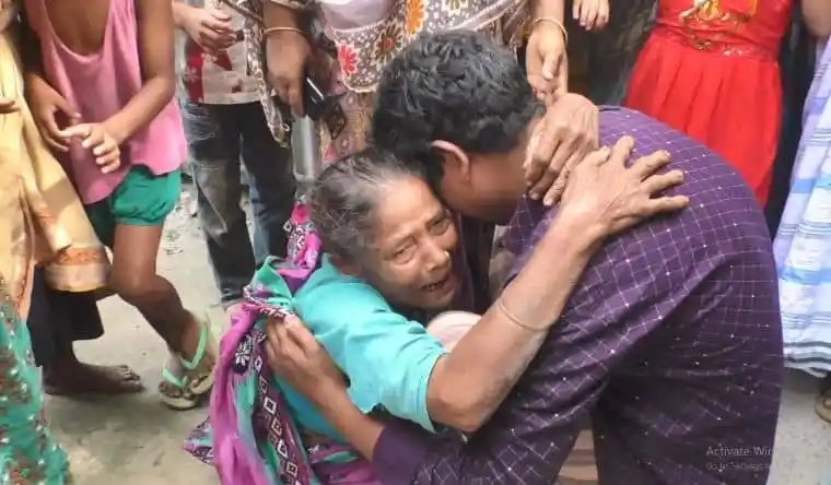 বাবা-মা হারানো সন্তানকে জড়িয়ে ধরে কাঁদছেন মা. Channel i News - চ্যানেল আই নিউজ