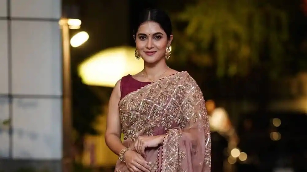 অভিনেত্রী মিথিলা ডক্টরেট ডিগ্রি অর্জন উদযাপন করছেন. Channel i News - চ্যানেল আই নিউজ