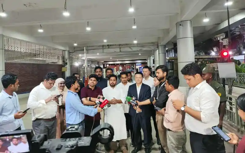নেতারা একত্রে আলোচনা করছেন, ছবি তোলা হচ্ছে।. Channel i News - চ্যানেল আই নিউজ