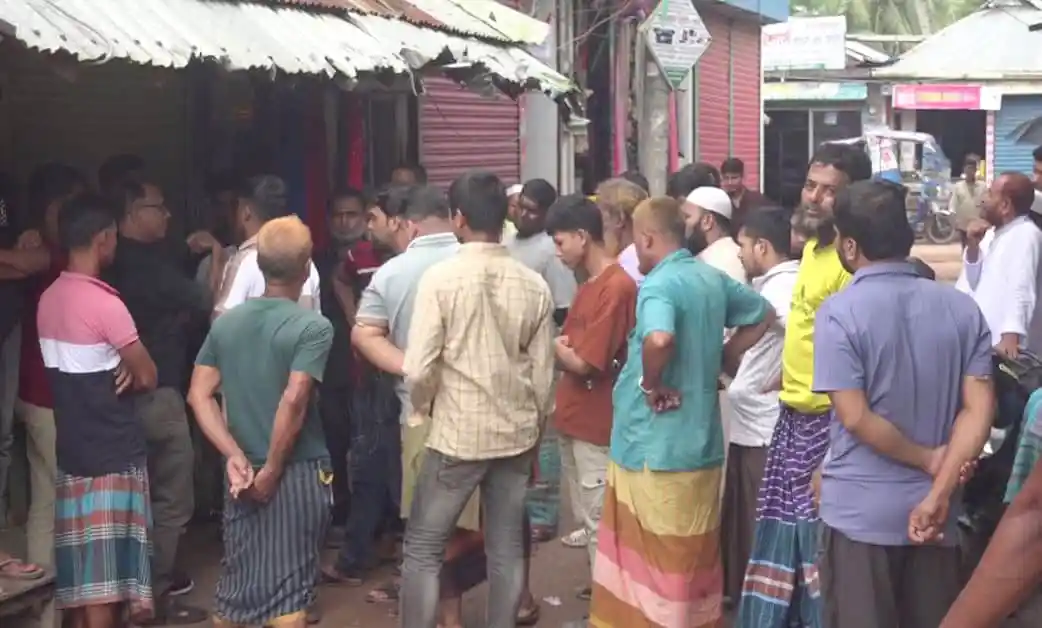 নোয়াখালীতে ব্যবসা প্রতিষ্ঠানে ককটেল হামলার পর মানুষের ভিড়. Channel i News - চ্যানেল আই নিউজ