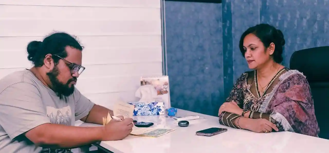 অফিসে দুইজন নারী ও পুরুষের সাক্ষাৎকারের দৃশ্য. Channel i News - চ্যানেল আই নিউজ