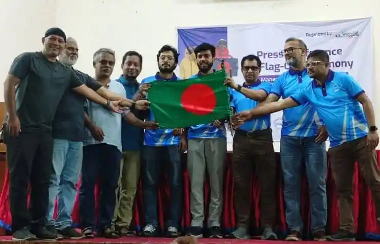 দলের সদস্যরা বাংলাদেশের পতাকা হাতে একত্রিত হয়ে ছবি তুলছেন. Channel i News - চ্যানেল আই নিউজ