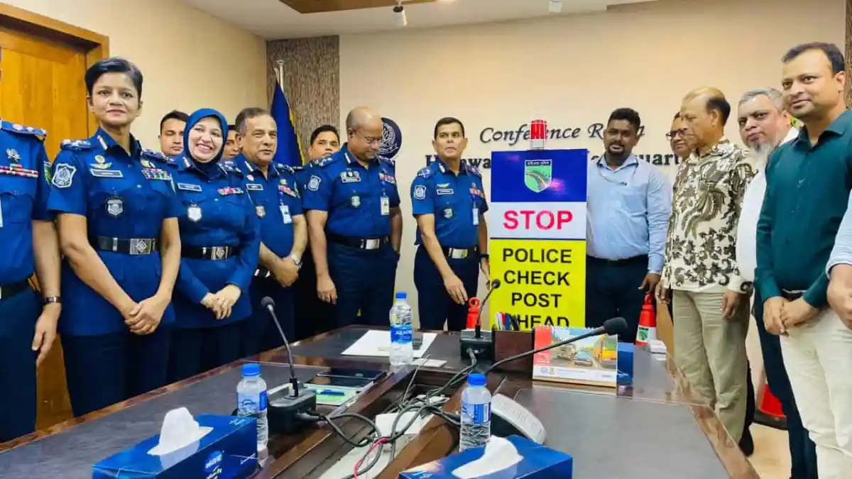 বাংলাদেশ পুলিশ সদস্যরা ট্রাফিক সাইন হস্তান্তর অনুষ্ঠানে অংশগ্রহণ করছে।. Channel i News - চ্যানেল আই নিউজ