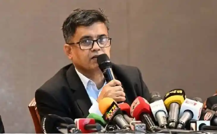 প্রেস সচিব সংবাদ সম্মেলনে বক্তব্য দিচ্ছেন, বিভিন্ন মিডিয়া প্রতিনিধির সামনে. Channel i News - চ্যানেল আই নিউজ