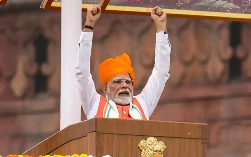 নরেন্দ্র মোদি ভাষণ দিচ্ছেন, হাত উঁচু করে জয়ধ্বনি।. Channel i News - চ্যানেল আই নিউজ