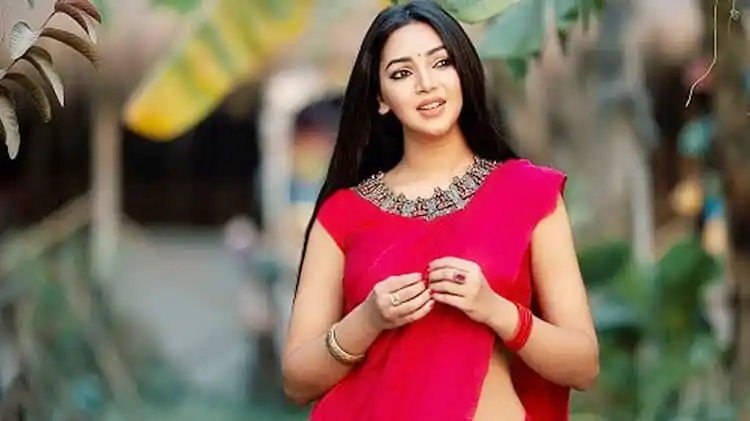 প্রভার নতুন খবরের জন্য সুন্দর পোশাক পরা ছবি. Channel i News - চ্যানেল আই নিউজ