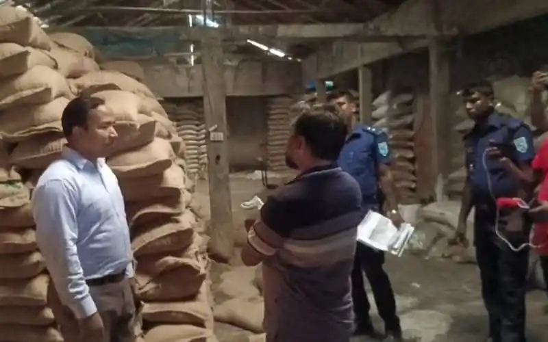 সরকারি চাল জব্দের জন্য গুদামে অভিযান চালাচ্ছে পুলিশ ও কর্মকর্তারা. Channel i News - চ্যানেল আই নিউজ